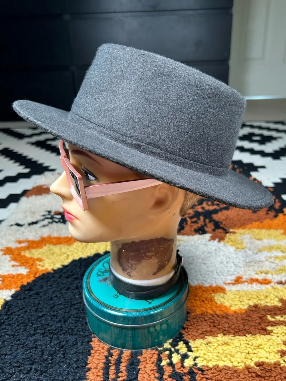 Rad, flat wide brimmed hat!!